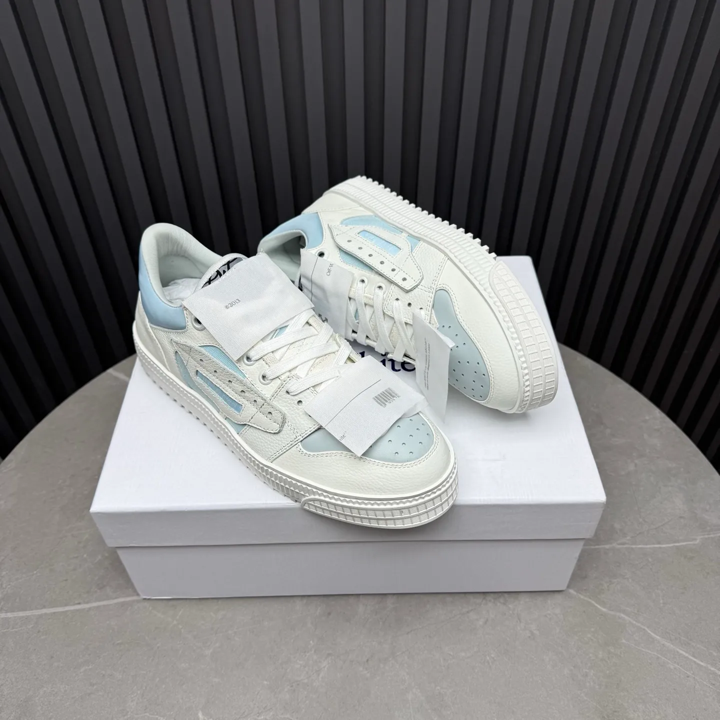Men's shoes💰680 OFF WHITE ⚡️Couple style⚡️The latest spring style street casual shoes, released with the highest quality version on the market👊Series original mold opening, original lasting, production technology 1:1 original version➰🔜The best choice for more and more celebrities and Internet celebrities🔸In the classics Changes in the code🔸Innovate in the trend🔸Strive to break away from the shackles of bad street design🔝Although he is not the originator of fashion design, he is definitely a shining dark horse in avant-garde design🐴🆙Do not follow the trend🔅Not universal beauty🔅 Fabric💯First-layer cowhide Lining💯Imported skin-friendly and environmentally friendly polyester mesh Foot pads💯Original molded high-elastic environmentally friendly molding pads Midsole💯Made with original last-last technology Outsole💯Rubber outsole Packaging💯Official website synchronizes full set of packaging (brand wrapping paper, brand certificate, brand cloth bag) Code numbers 35-44, 45 46 Customized